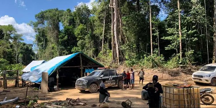 Polícia realizou buscas na área onde o assalto ocorreu