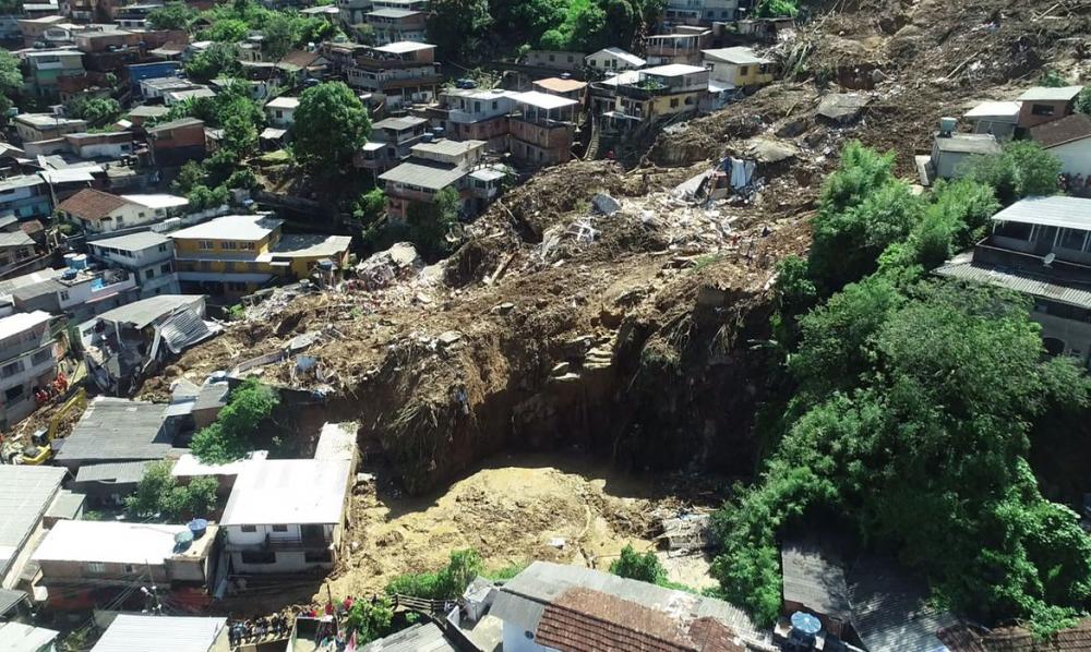 Buscas por desaparecidos continuam em Petrópolis 