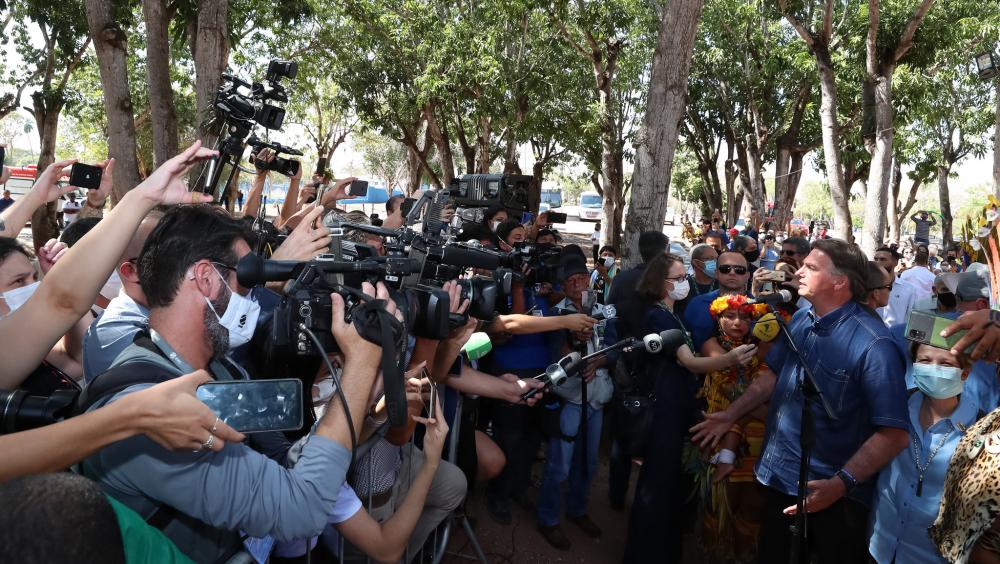 Monitoramento da Abraji revela 119 ataques contra 89 jornalistas em 2021, a maioria com viés de gênero; Repórteres Sem Fronteiras coloca o Brasil pela primeira vez na zona vermelha para países de “difícil” exercício do jornalismo. Na imagem acima, o presi