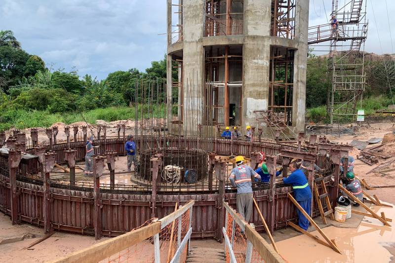 Homens trabalham nas obras de ampliação do sistema de abastecimento de água de Santarém