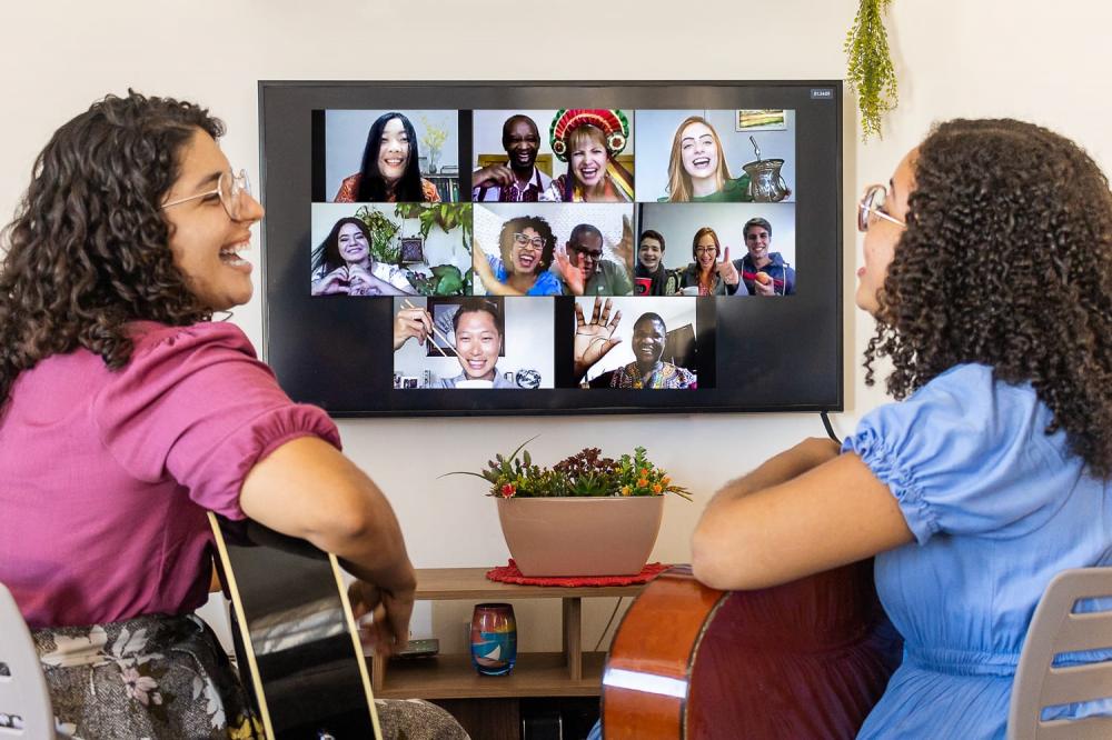 Pessoas de diferentes nacionalidades passando tempo juntas