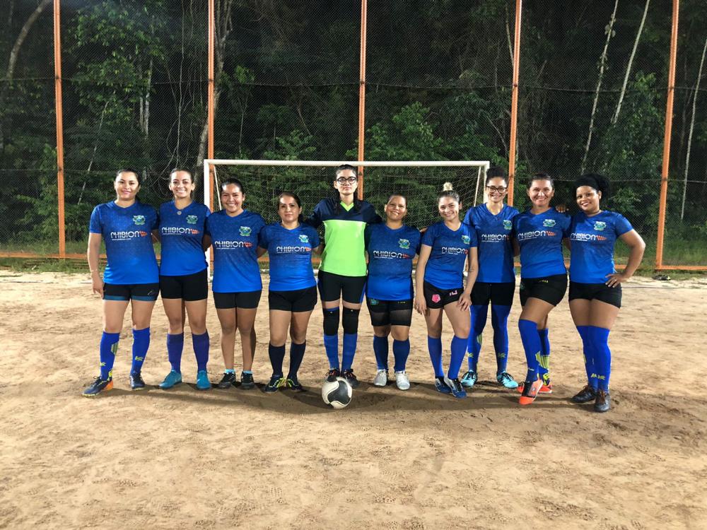 Niceia Almeida e o time de futebol feminino de Porto Trombetas