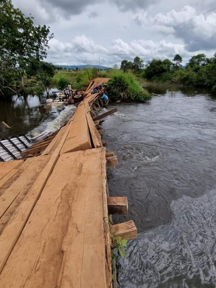 Ponte caiu após fortes chuvas em São Féliz do Xingu
