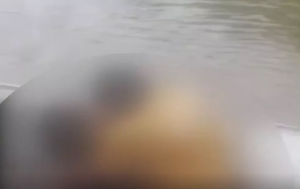 Criança indígena morreu após ataque de jacaré; corpo da vítima foi encontrado pelo pai em um barco no rio Tapajós, em Itaituba — Foto: Reprodução