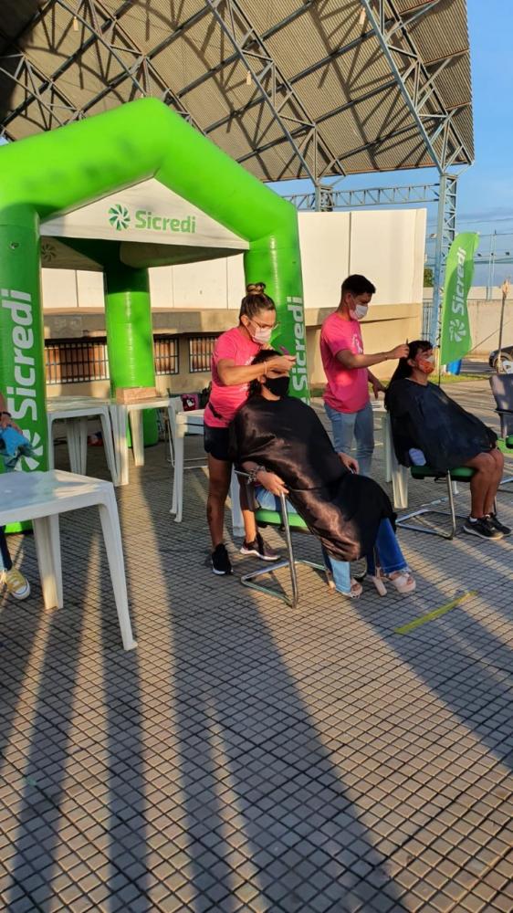 Na última edição da campanha foram recebidas mais de duas mil mechas de cabelo - Crédito Divulgação Sicredi Grandes Rios
