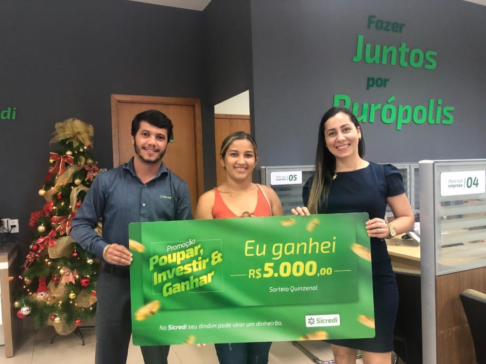 Associada de Rurópolis recebe prêmio de RS 5.000 da promoção Poupar, Investir e Ganhar, realizada pelo Sicredi (Foto: Divulgação/Sicredi)