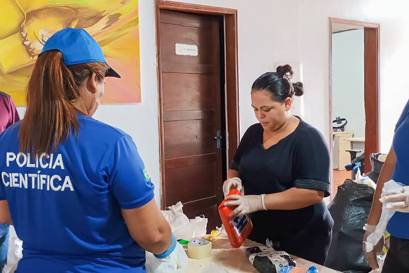 Parte do material apreendido e que está sendo analisado por peritos criminais