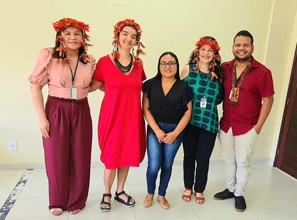 Elaíde Tapuri Wai Wai com as professoras orientadoras do TCC, Juliana e Elaine, e docentes que participaram da banca.