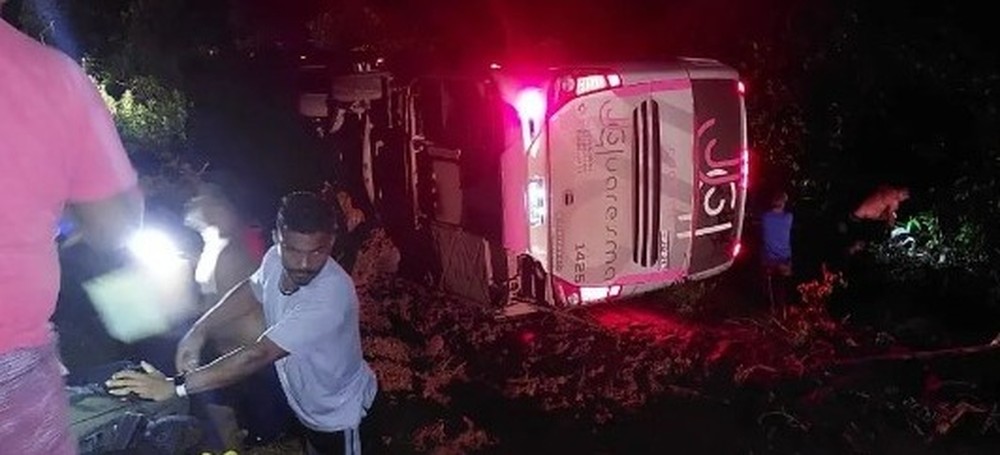 Veículos capotou na BR-163 na madrugada deste domingo (19)