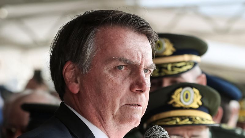 Ex-presidente corre o risco de ser preso caso não volte ao país em abril