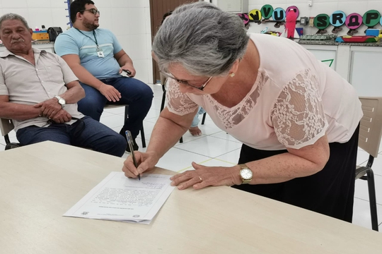 Selma assina a ata de defesa do seu TCC no Campus Óbidos, 13/03/2023. Foto: Acervo pessoal.