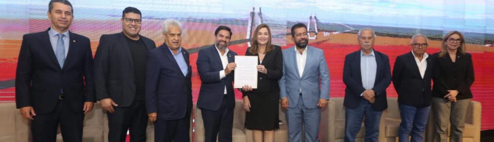 Diretores dos Sebraes da Amazônia Legal entregam a carta para a governadora em exercício (Foto: Agência Sebrae de Notícias Pará)