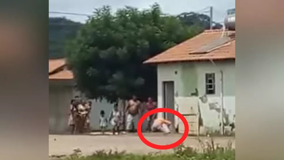 Vídeo postado nas redes sociais mostra o momento em que a vítima é atingida por golpes de faca