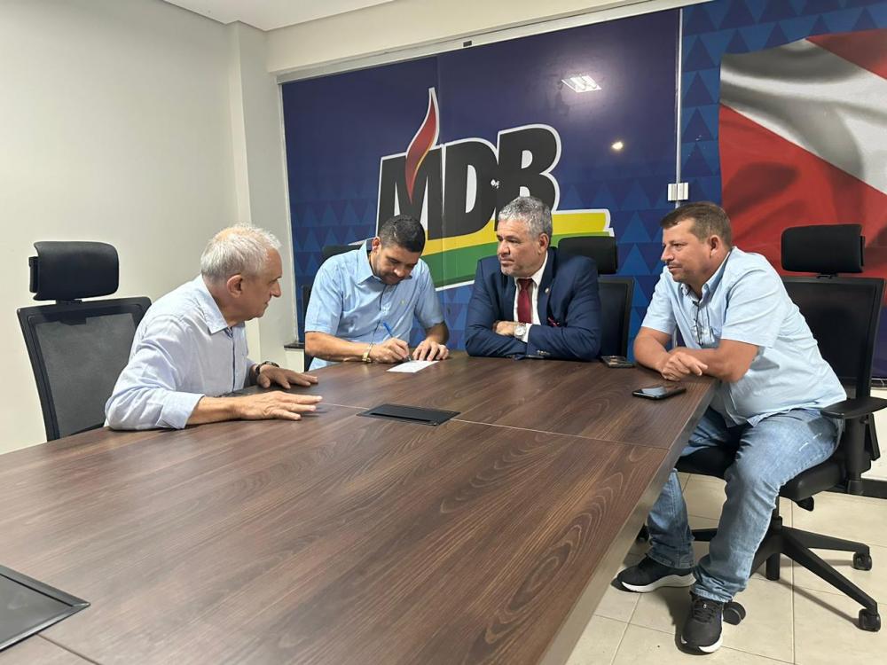 #PraTodoMundoVer: Foto colorida mostra mesa grande com logo do MDB ao fundo e o deputado Eraldo Pimenta, e os prefeitos Márcio do Povo, de Vitória do Xingu, e Weder Makes Carneiro, de Brasil Novo. 